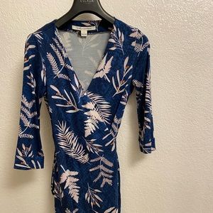 Diane Von Furstenberg woman’s mini dress wrap size 4 silk made in China